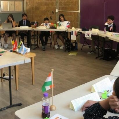 Alumnos de 6o de Primaria modelan MUN a sus compañeros de 5o en Alberi Montessori.